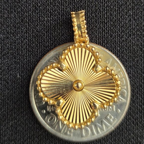 Gold clover design pendant - Picture 7 of 13